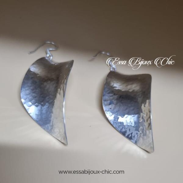 Boucles d’oreille en argent martelé.