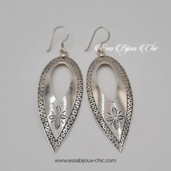 Boucles d’oreille en argent motif fleur à 4 pétales.