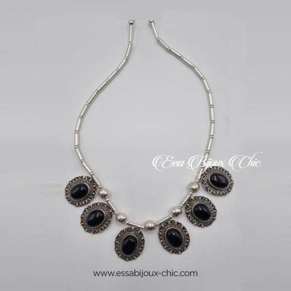 Collier agent d’inspiration berbère contenant six pierres Onyx