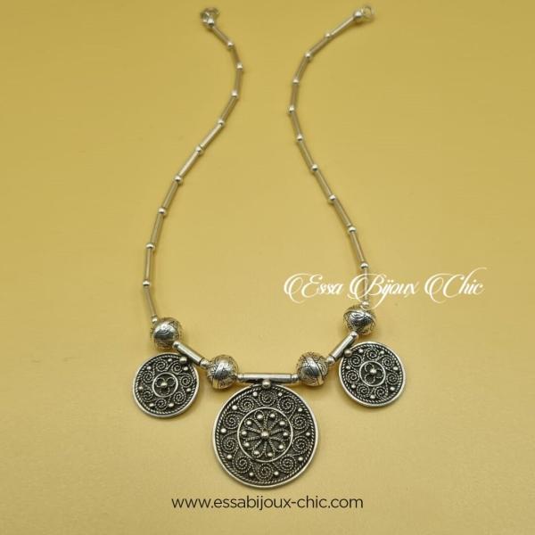 Collier mobile en argent, composé de 3 disques avec ornementation style berbère