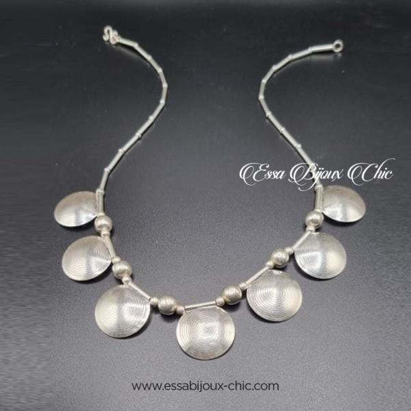 Collier mobile en argent, composé de sept disques contenant le motif d’une spirale.