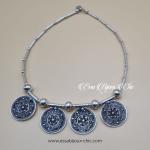 Collier mobile en argent, composé de 4 disques avec ornementation d’un style berbère.