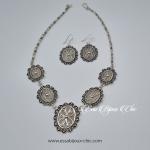 Ensemble comprenant 1 collier et 1 paire de boucles d’oreilles ornés de filigrane & motifs papillons.