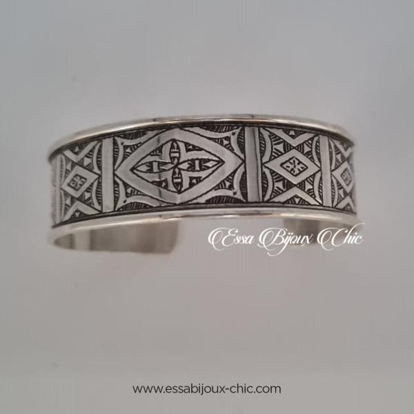 Bracelet ajustable en argent avec gravure d’un style maghrébin