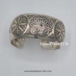 Bracelet ajustable en argent, orné d’une gravure florale (fleur d’Essaouira) et d’un style typiquement maghrébin.
