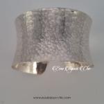 Bracelet large ajustable, en argent et martelé